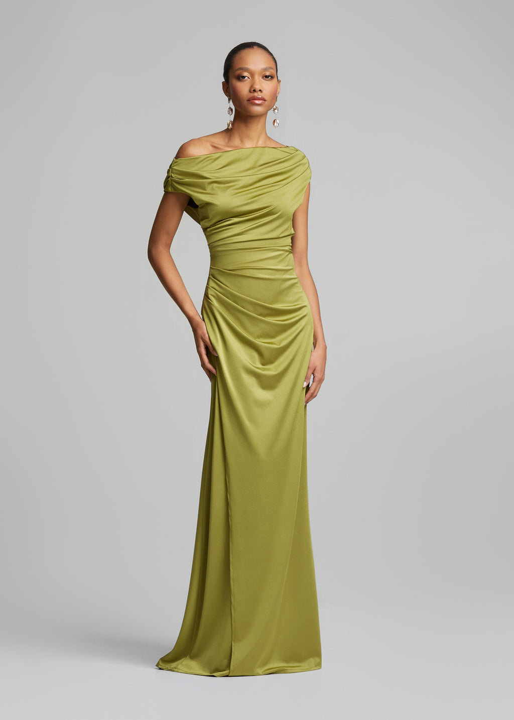Ντραπέ off shoulder φόρεμα σε σατέν όψη