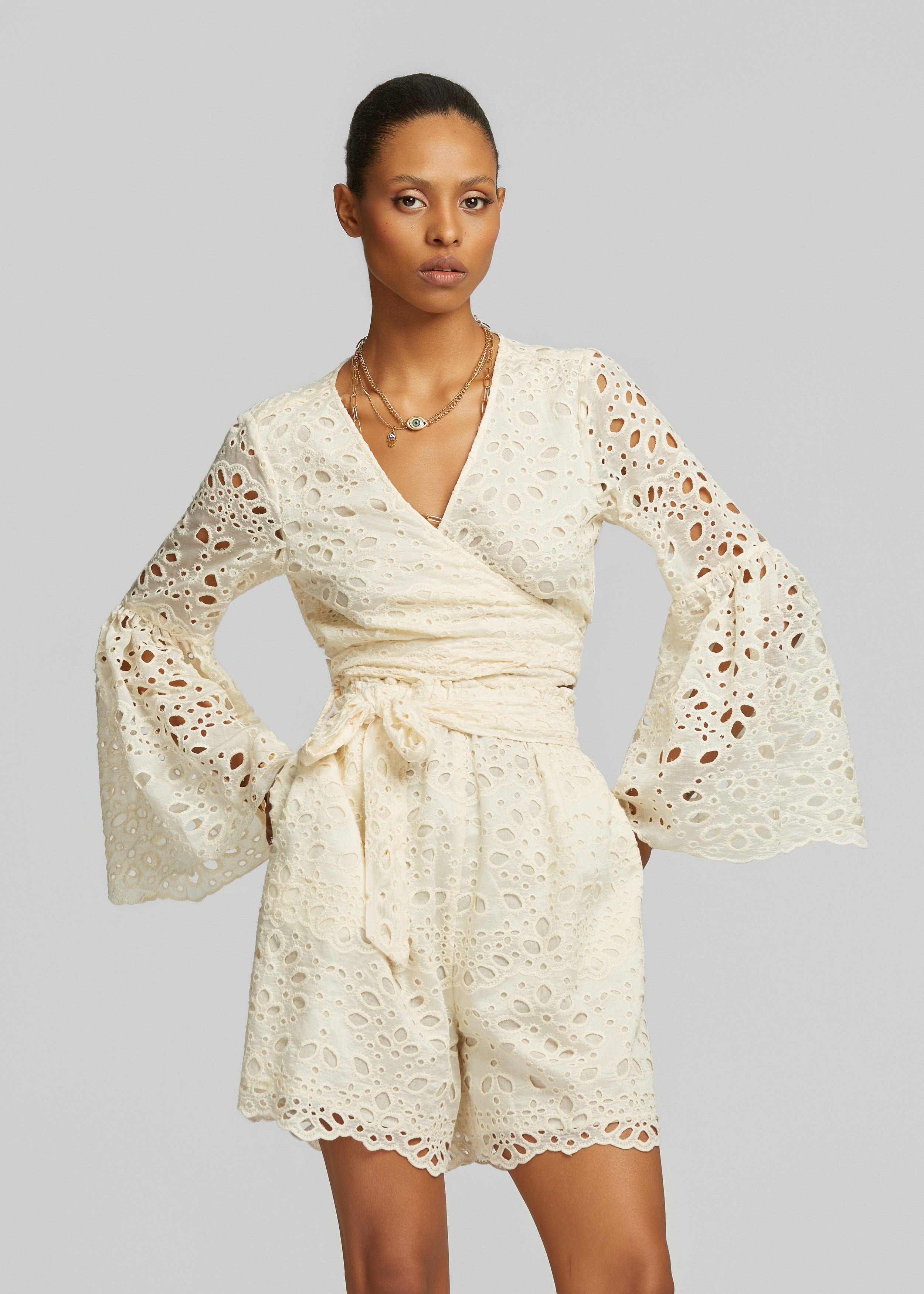 Σόρτς από δαντέλα broderie
