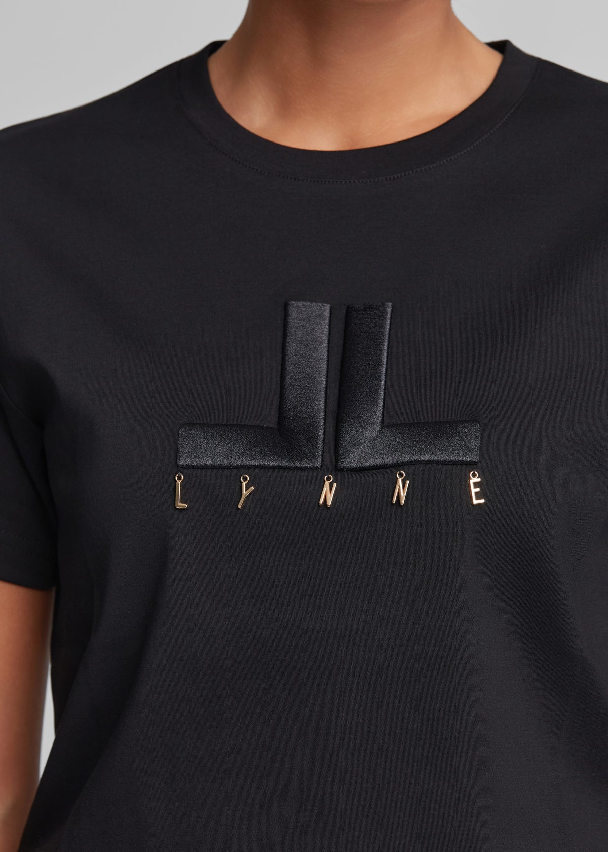Μπλούζα με logo κέντημα και μεταλλικά charms
