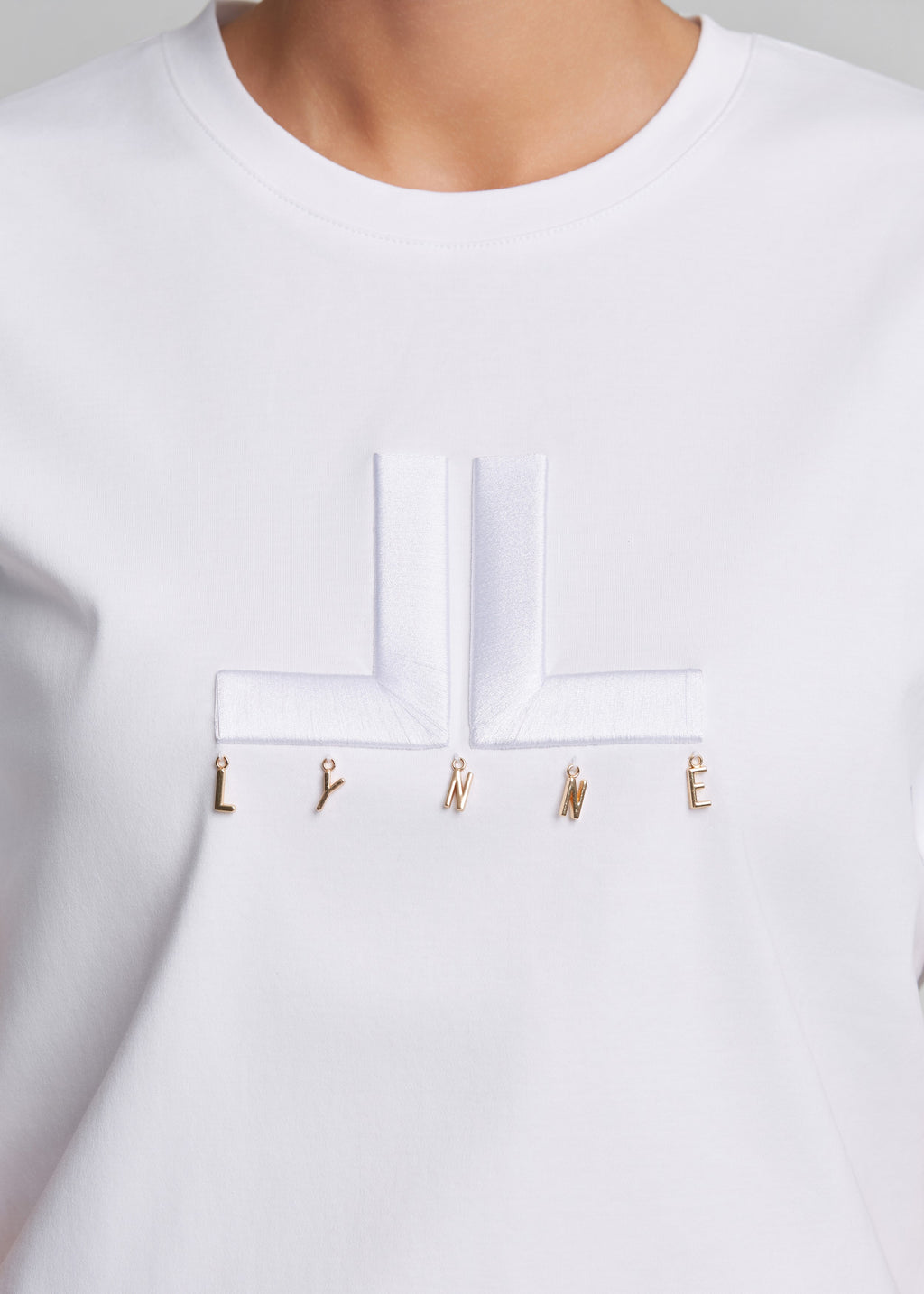 Μπλούζα με logo κέντημα και μεταλλικά charms