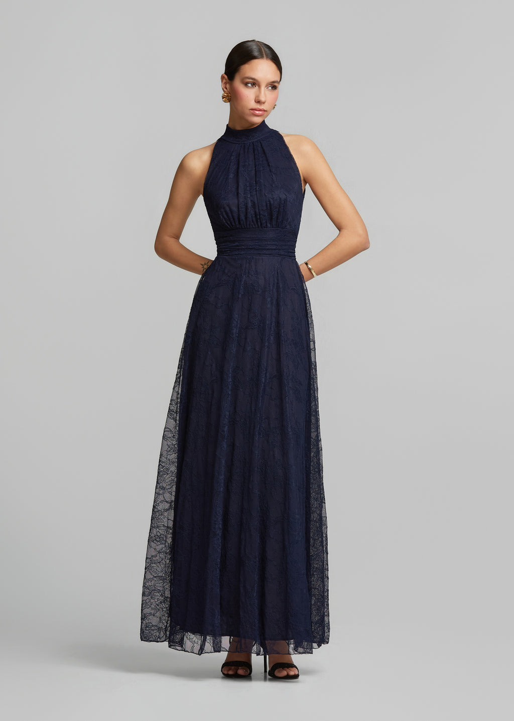 Μάξι φόρεμα με halter neck από δαντέλα
