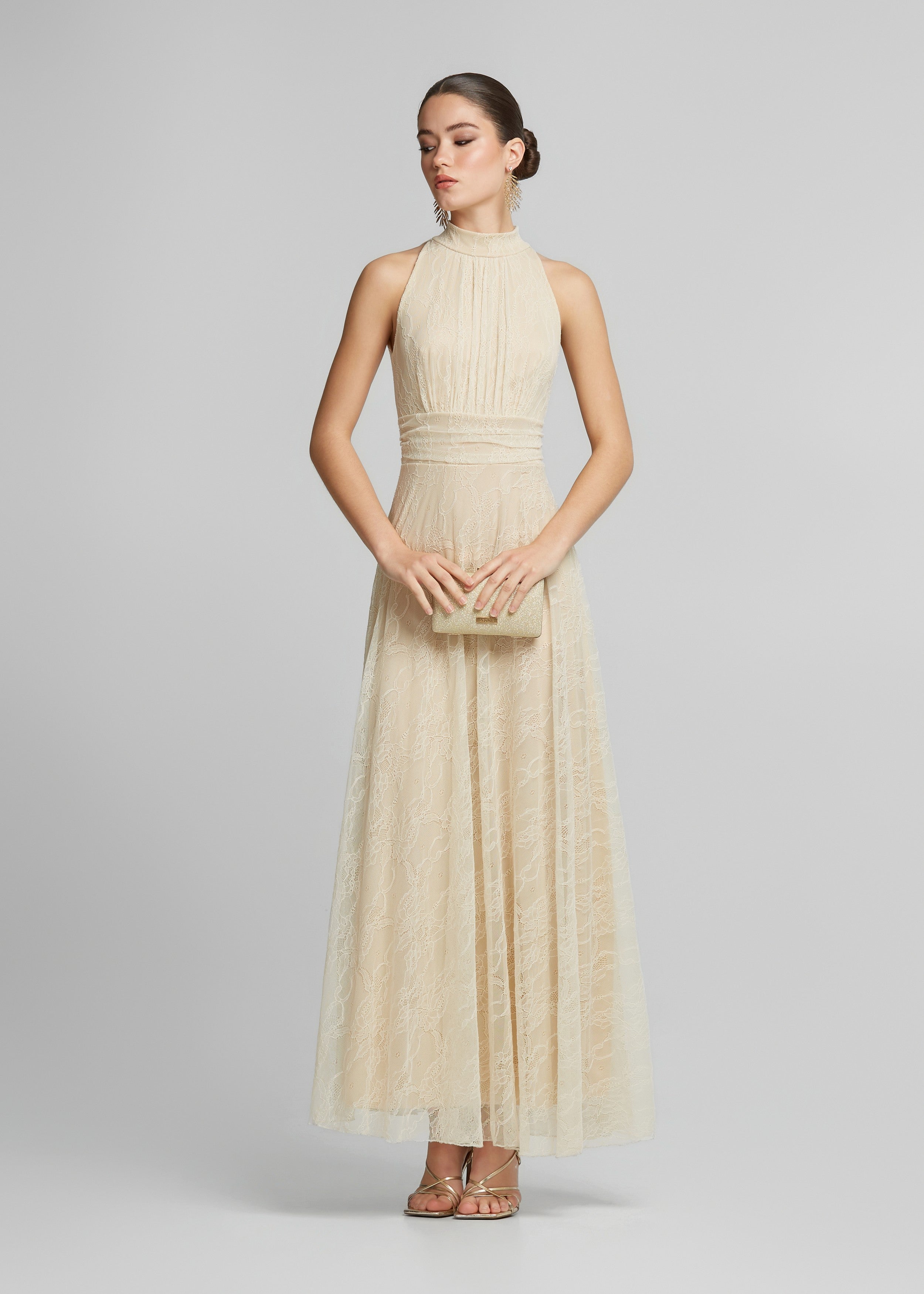 Μάξι φόρεμα με halter neck από δαντέλα