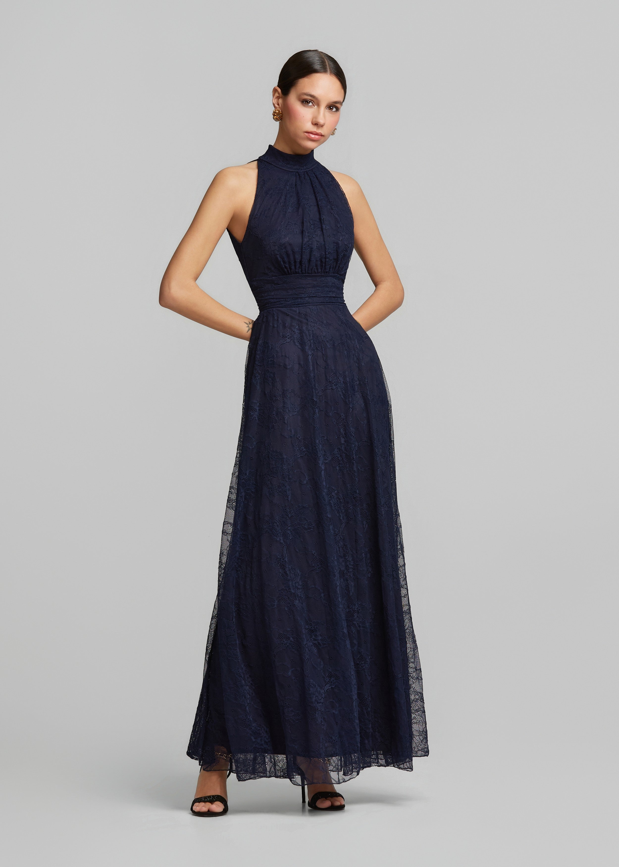 Μάξι φόρεμα με halter neck από δαντέλα