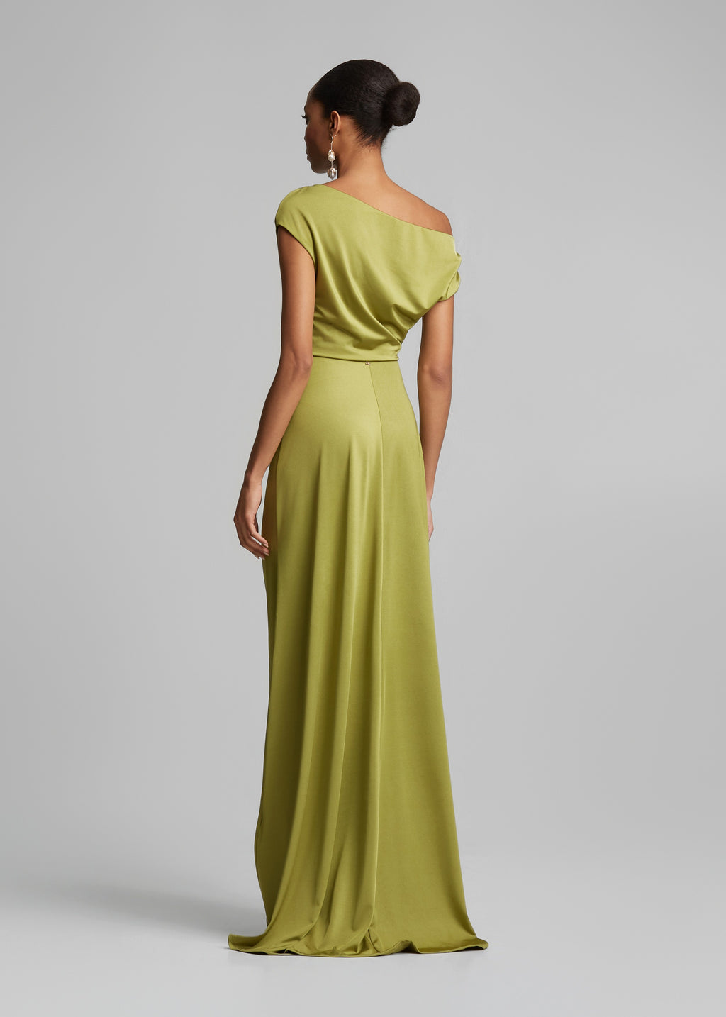 Ντραπέ off shoulder φόρεμα σε σατέν όψη