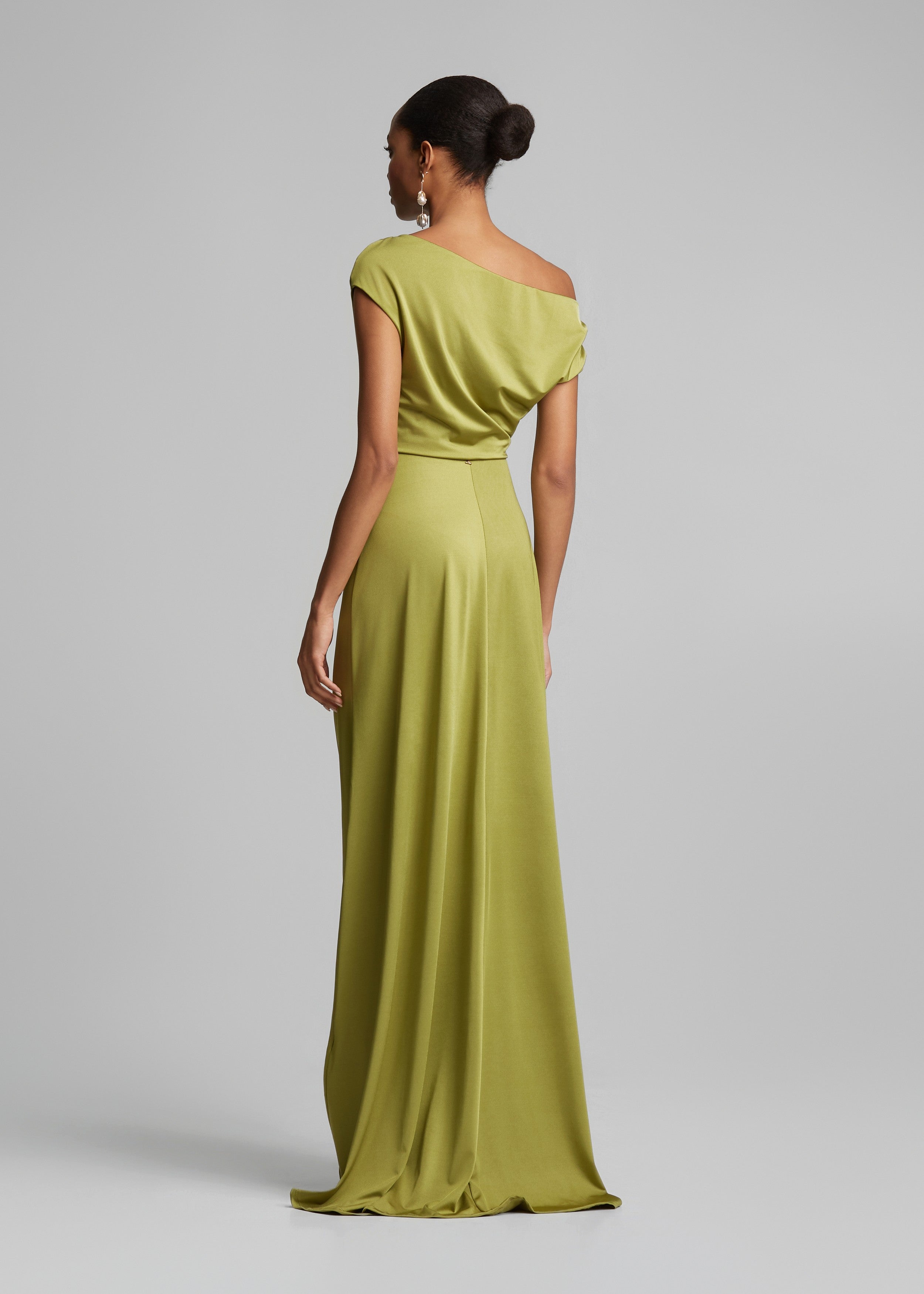 Ντραπέ off shoulder φόρεμα σε σατέν όψη