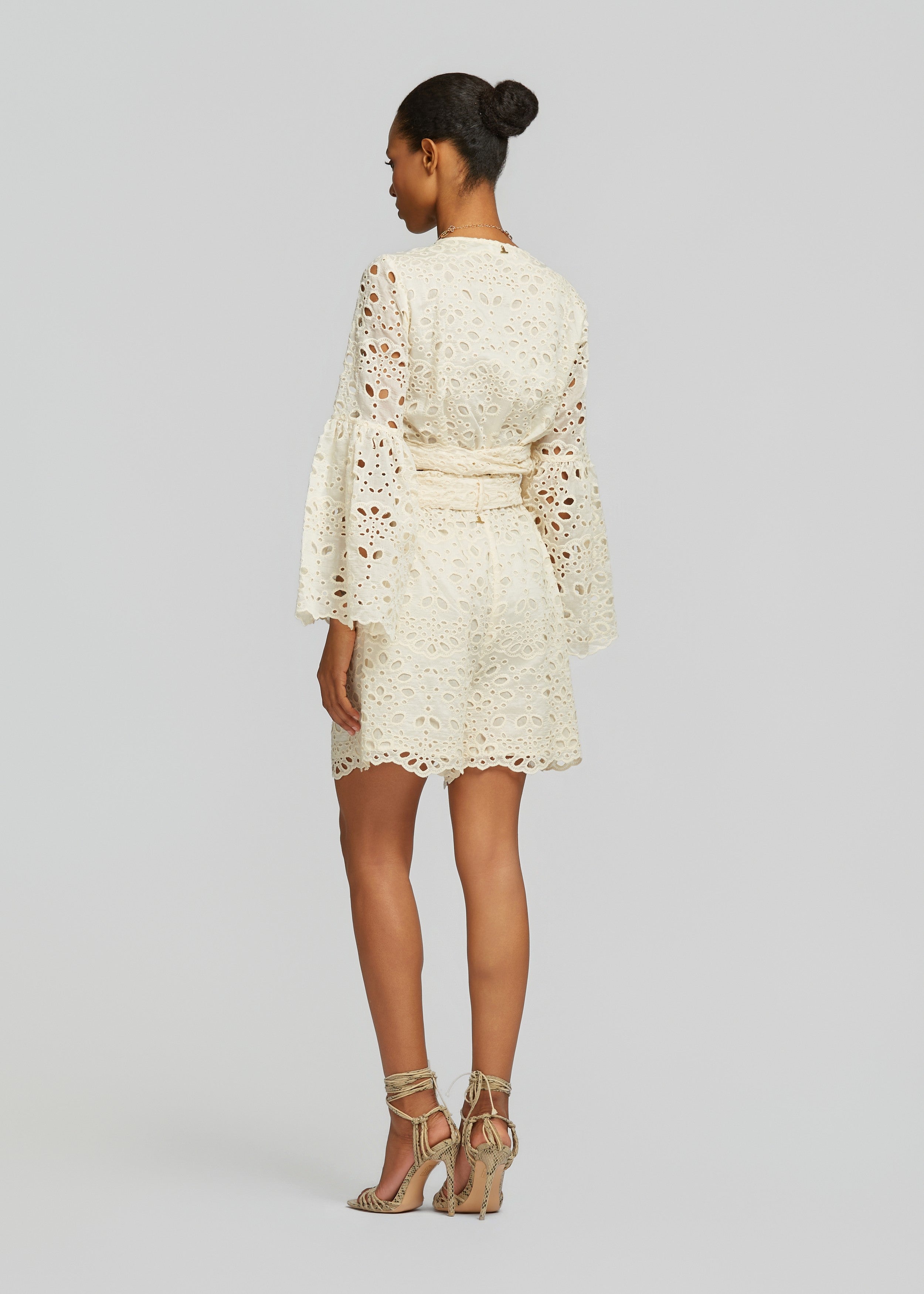 Σόρτς από δαντέλα broderie