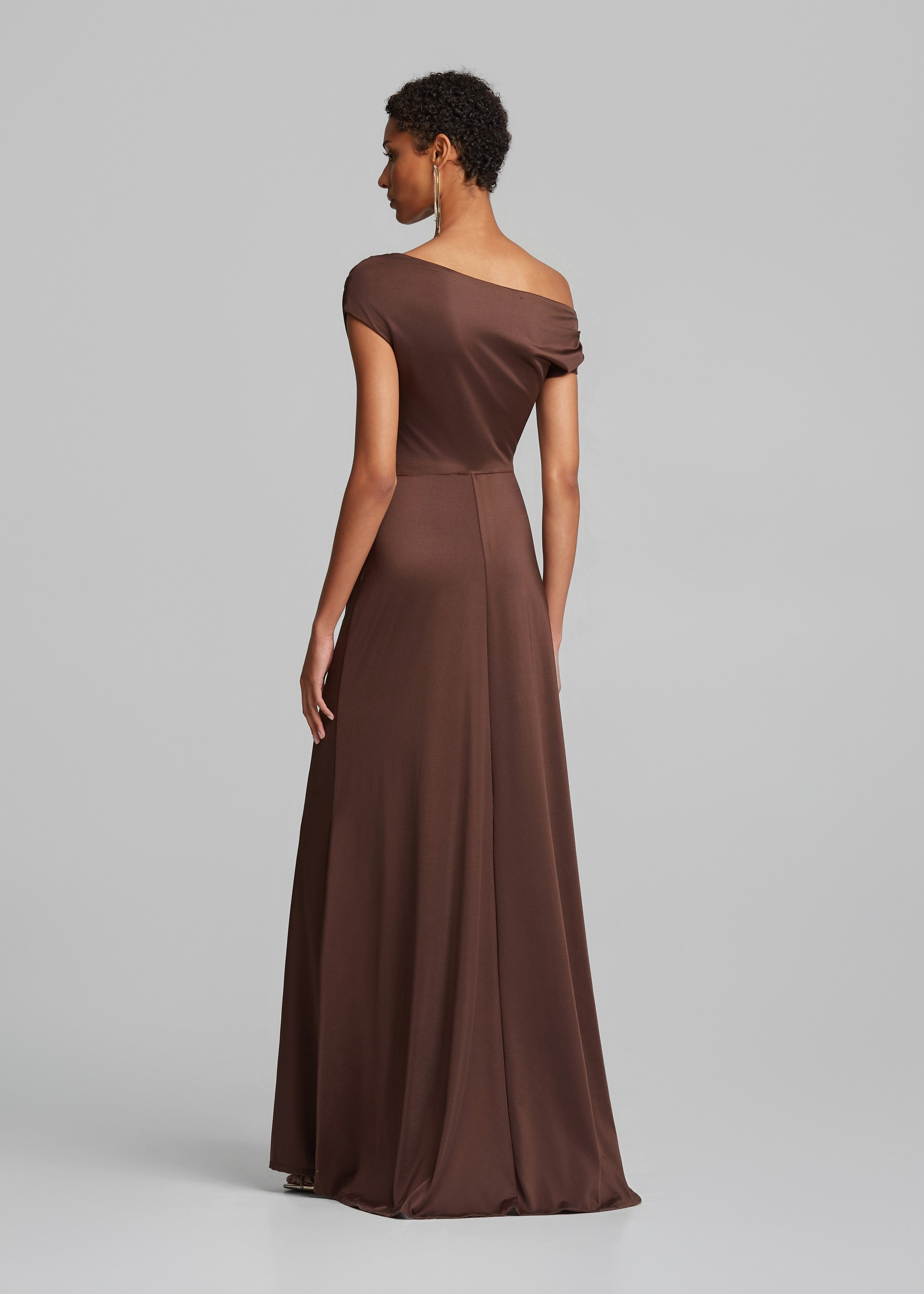 Ντραπέ off shoulder φόρεμα σε σατέν όψη