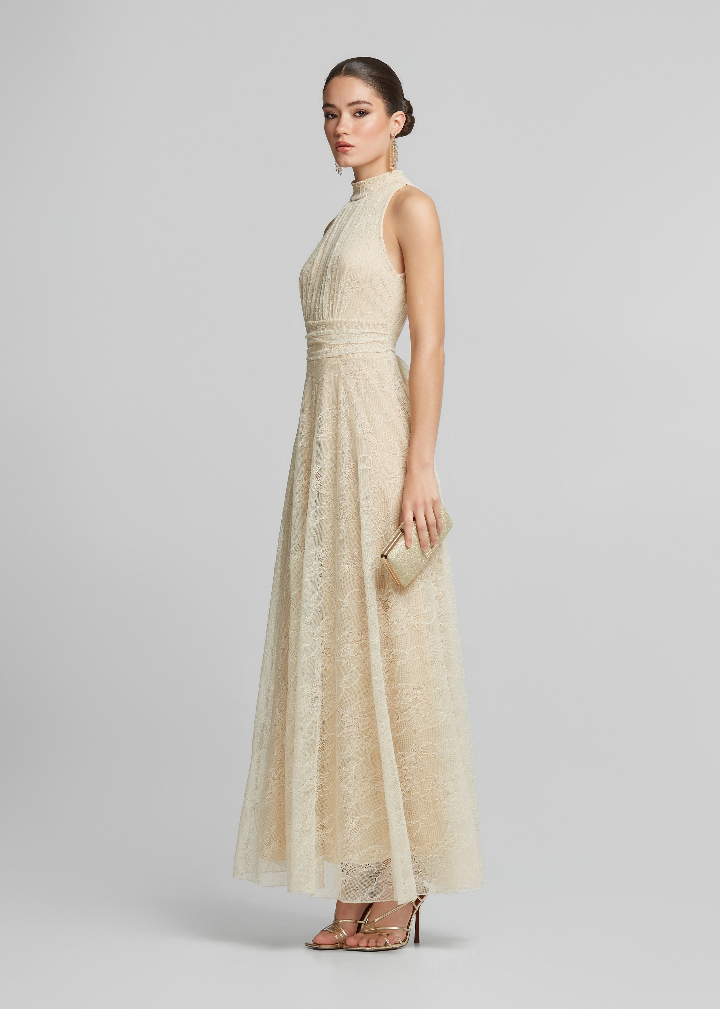Μάξι φόρεμα με halter neck από δαντέλα
