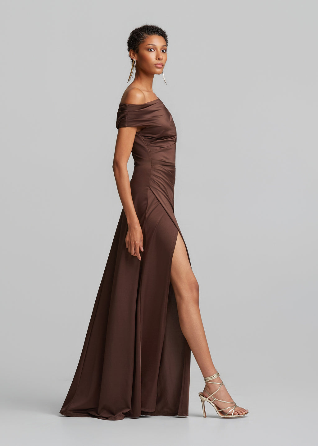 Ντραπέ off shoulder φόρεμα σε σατέν όψη