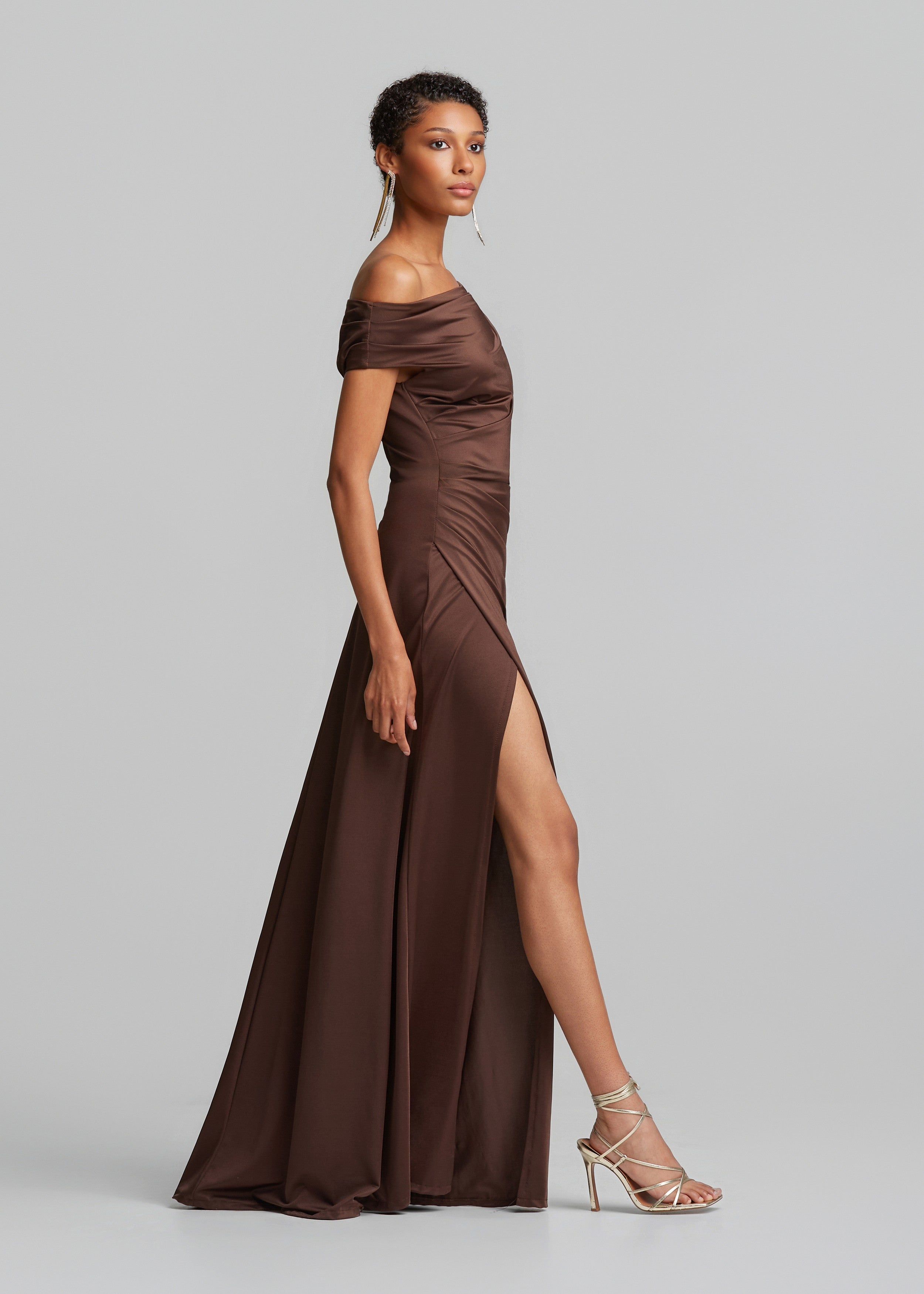 Ντραπέ off shoulder φόρεμα σε σατέν όψη