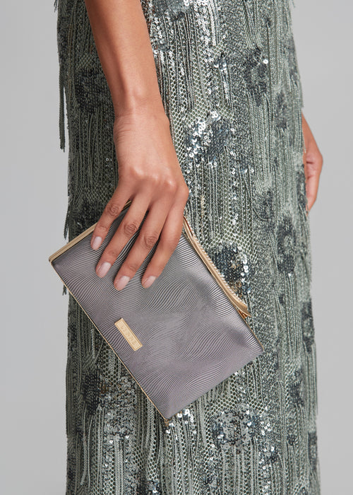 Clutch μεταλλιζέ τσαντάκι με χρυσή λεπτομέρεια