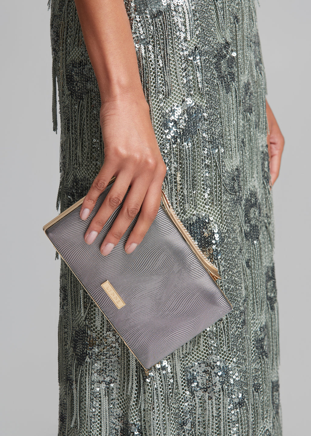 Clutch μεταλλιζέ τσαντάκι με χρυσή λεπτομέρεια
