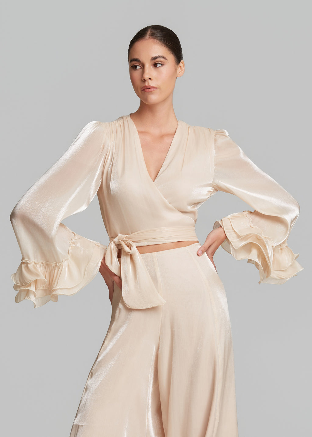 Κρουαζέ μπλούζα με διπλά βολάν στα μανίκια