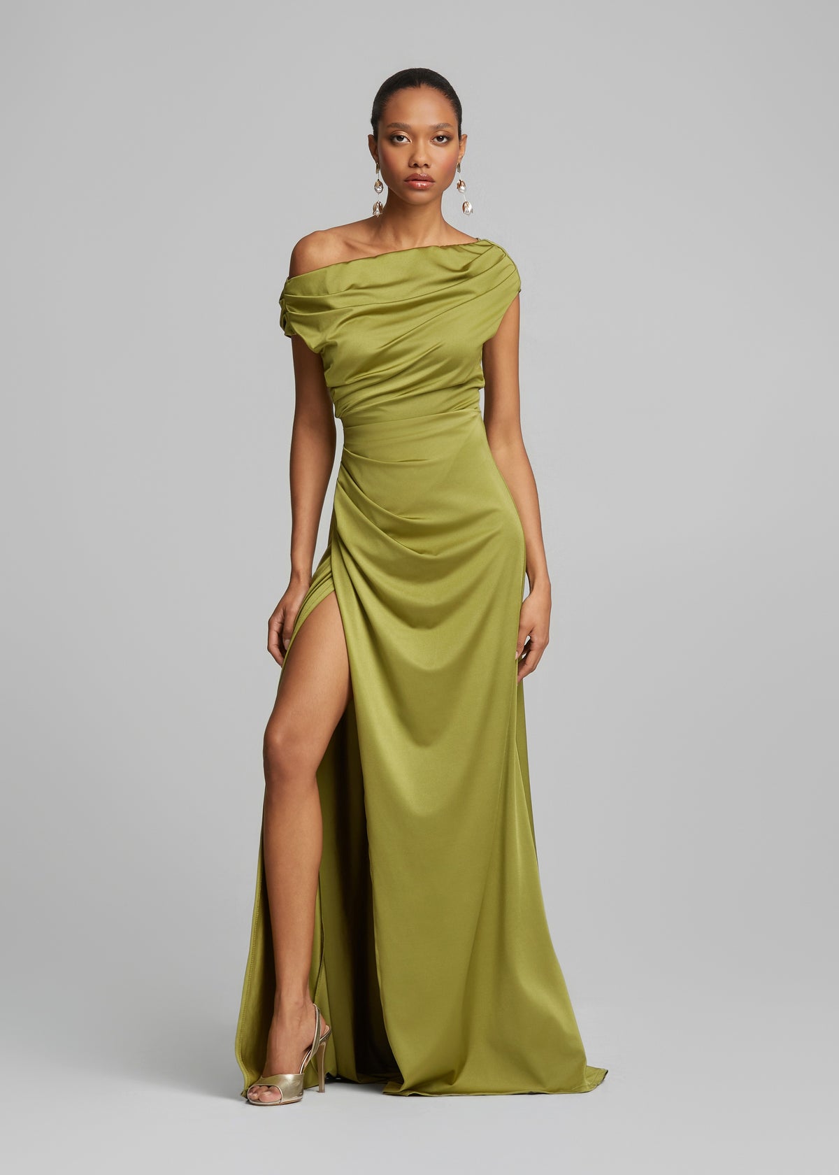 Ντραπέ off shoulder φόρεμα σε σατέν όψη