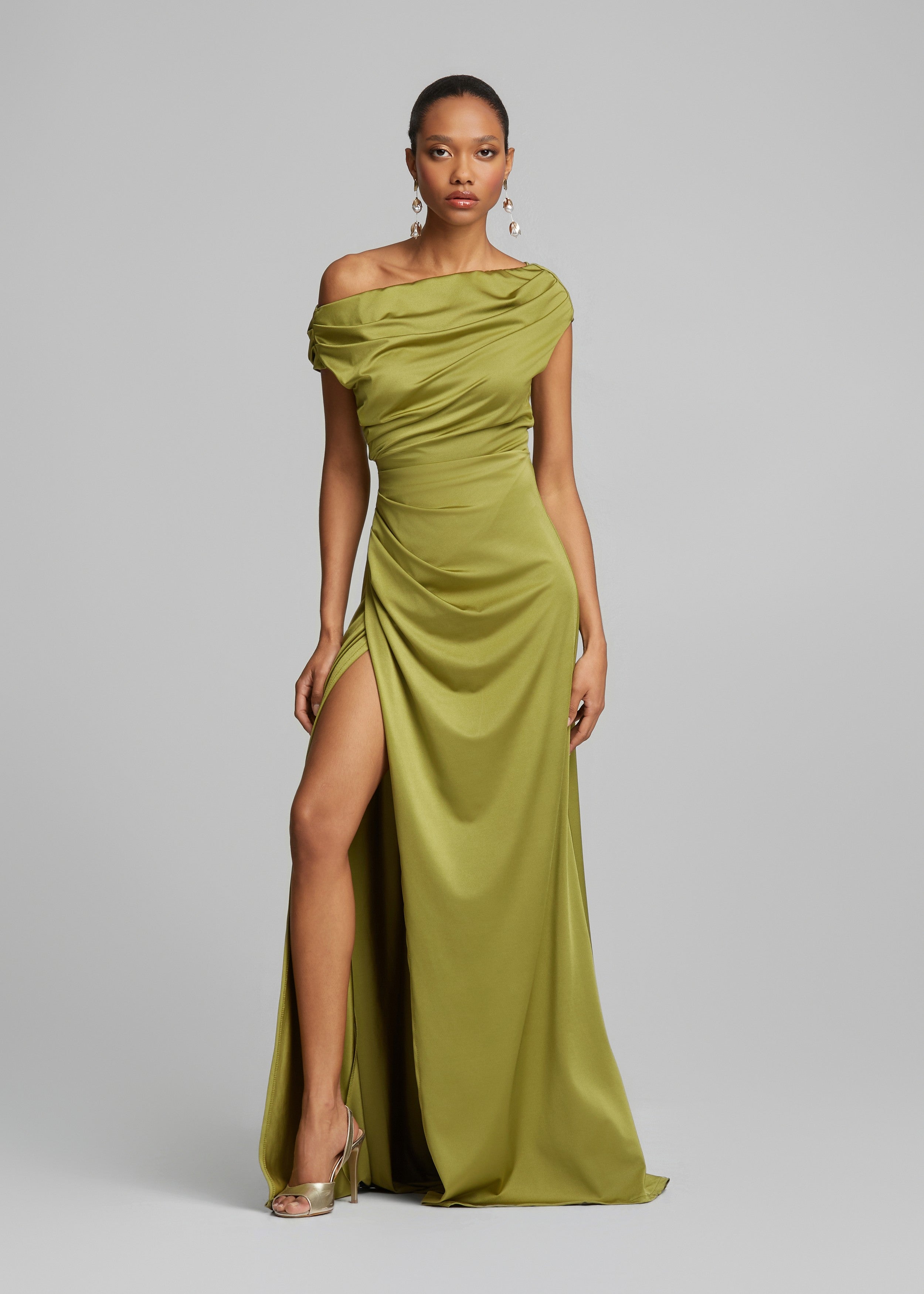 Ντραπέ off shoulder φόρεμα σε σατέν όψη