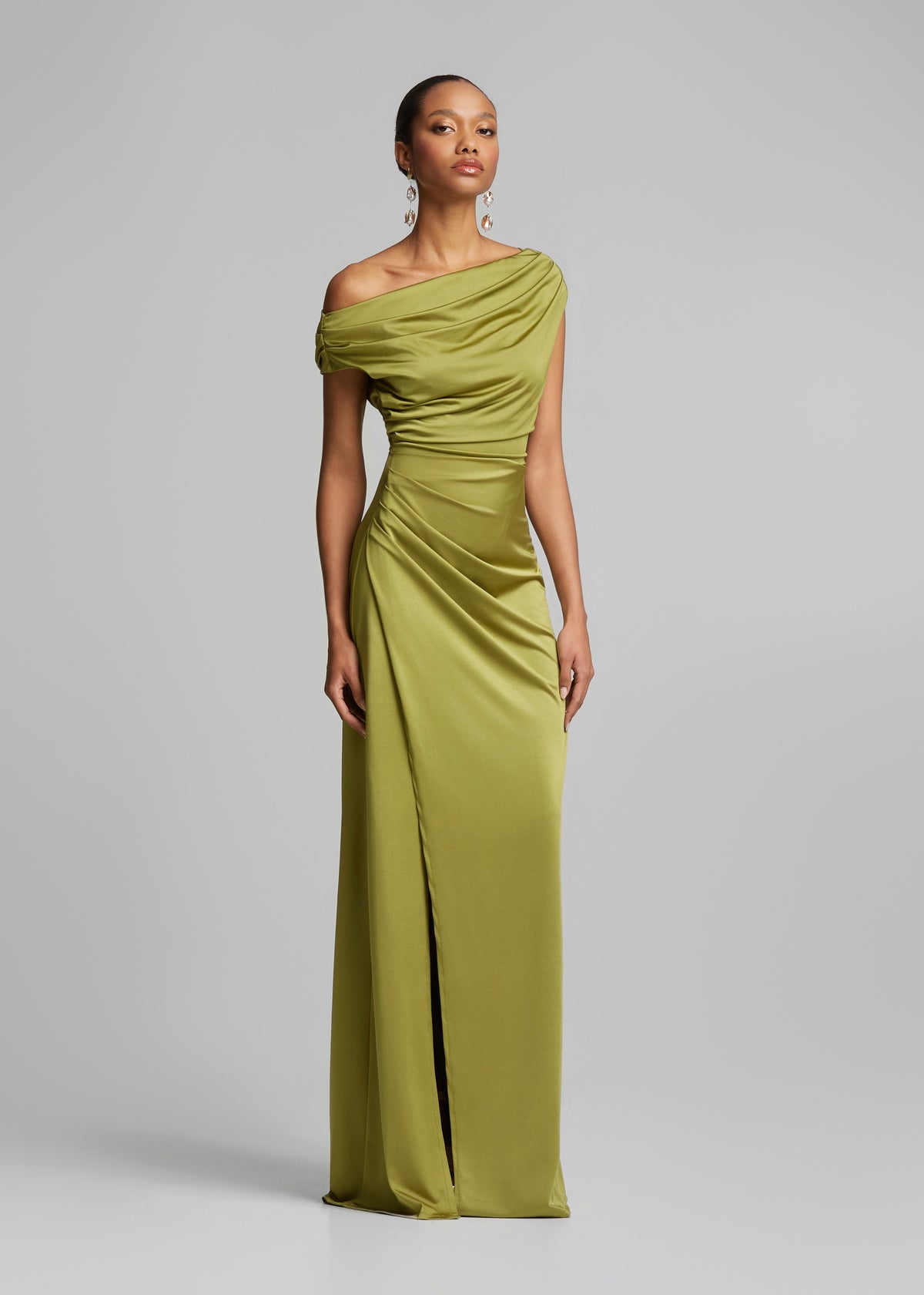 Ντραπέ off shoulder φόρεμα σε σατέν όψη