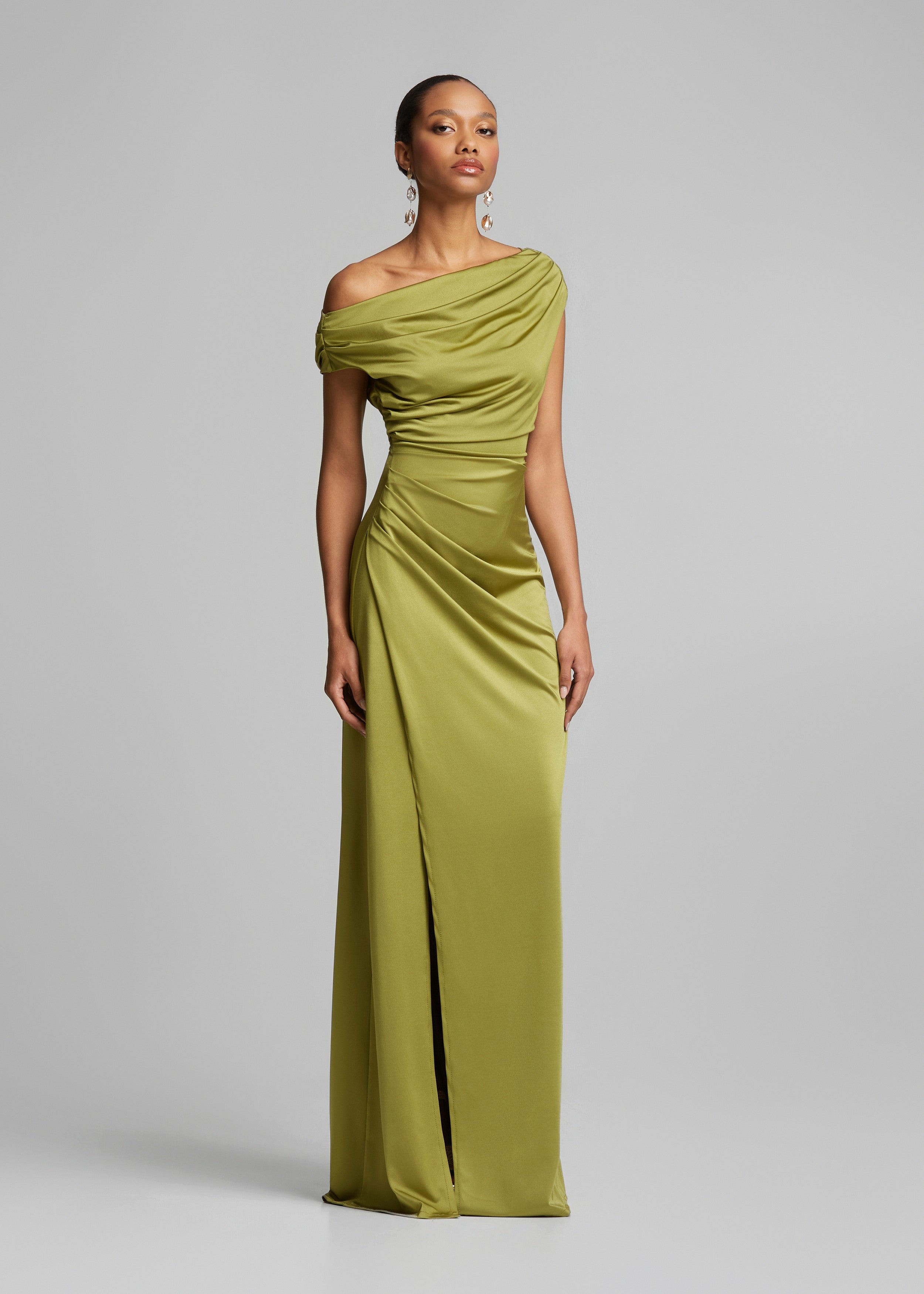 Ντραπέ off shoulder φόρεμα σε σατέν όψη
